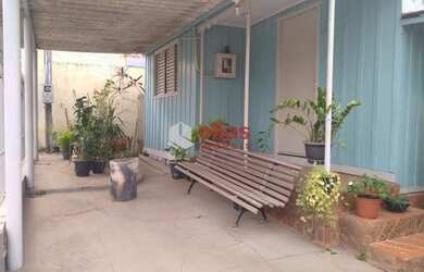 Imagem: A casa possui 2 Dormitórios, 1 Banheiro, 2 Vagas na garagem