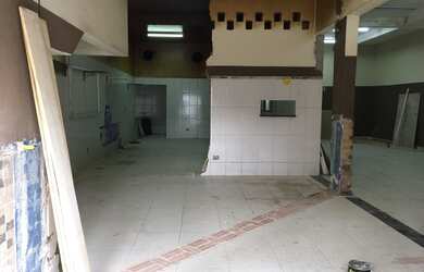 Imagem: O depósito possui 3 Vagas na garagem, 240m² de Área e está