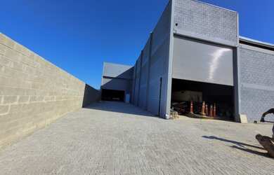 Imagem: O depósito possui 2 Vagas na garagem, 1.200m² de Área, Imóvel