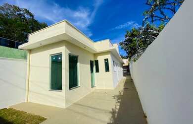 Imagem: A casa possui 3 Dormitórios, 2 Banheiros, 2 Vagas na garagem