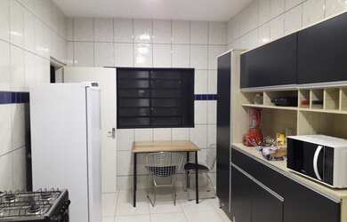 Imagem: A casa possui 3 Dormitórios, 1 Banheiro, 2 Vagas na garagem