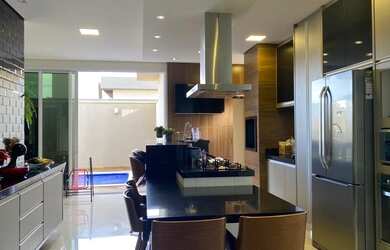 Imagem: A casa em condomínio possui 3 Dormitórios, 2 Banheiros, 4