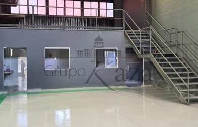 Imagem: O depósito possui 5 Vagas na garagem, 196m² de Área e está