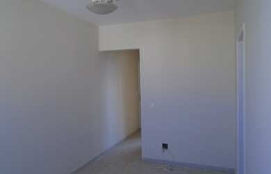 Imagem: O apartamento possui 1 Dormitório, 1 Banheiro, 1 Vaga na garagem