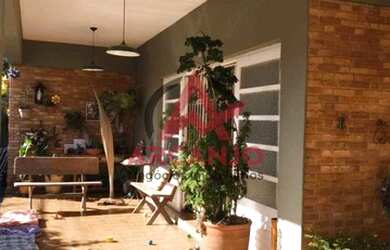 Imagem: A casa possui 2 Banheiros, 3 Vagas na garagem e 300m² de Área