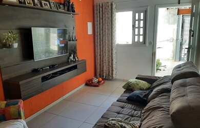 Imagem: A casa possui 3 Dormitórios, 2 Banheiros, 2 Vagas na garagem