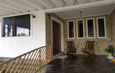 Imagem: A casa possui 2 Dormitórios, 1 Banheiro, 3 Vagas na garagem