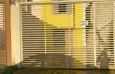 Imagem: A casa possui 2 Dormitórios, 3 Banheiros, 2 Vagas na garagem