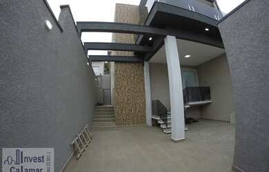 Imagem: A casa possui 3 Dormitórios, 3 Banheiros, 2 Vagas na garagem