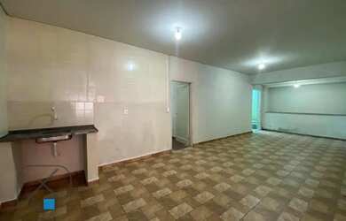 Imagem: A casa possui 3 Dormitórios, 1 Banheiro, 1 Vaga na garagem