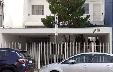 Imagem: A casa possui 5 Dormitórios, 2 Banheiros, 1 Vaga na garagem