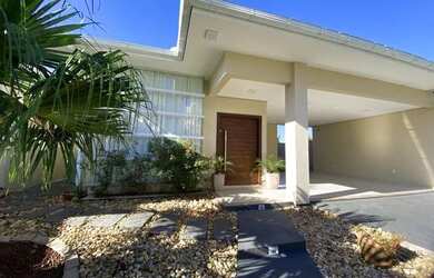 Imagem: A casa possui 3 Dormitórios, 2 Banheiros, 2 Vagas na garagem