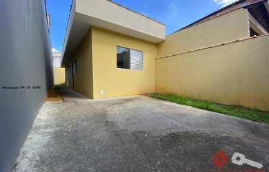 Imagem: A casa possui 2 Dormitórios, 1 Banheiro, 2 Vagas na garagem