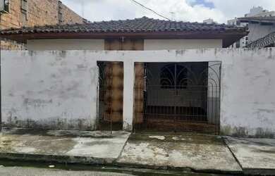 Imagem: A casa possui 3 Dormitórios, 1 Banheiro, 1 Vaga na garagem