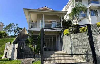 Imagem: A casa possui 3 Dormitórios, 3 Banheiros, 2 Vagas na garagem