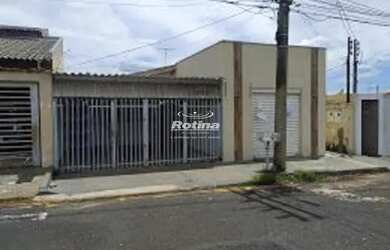 Imagem: A casa possui 3 Dormitórios, 1 Banheiro, 2 Vagas na garagem