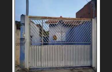 Imagem: A casa possui 2 Dormitórios, 1 Banheiro, 1 Vaga na garagem