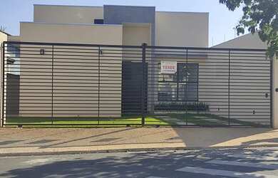 Imagem: A casa possui 3 Dormitórios, 2 Banheiros, 2 Vagas na garagem