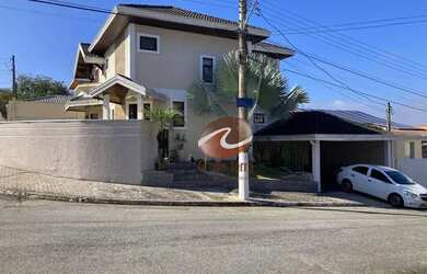 Imagem: A casa em condomínio possui 4 Dormitórios, 3 Banheiros e 218m²