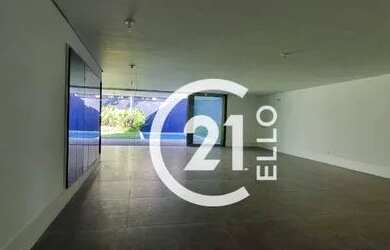 Imagem: A casa possui 4 Dormitórios, 5 Banheiros, 4 Vagas na garagem