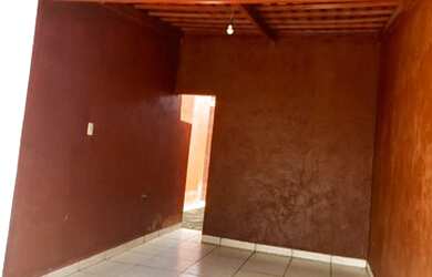 Imagem: A casa possui 1 Dormitório, 1 Banheiro, 1 Vaga na garagem e