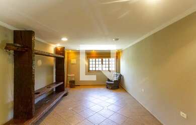 Imagem: A casa possui 3 Dormitórios, 3 Banheiros, 4 Vagas na garagem