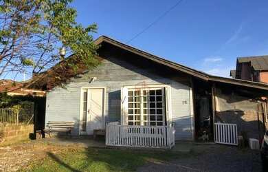 Imagem: A casa possui 3 Dormitórios, 1 Banheiro, 1 Vaga na garagem