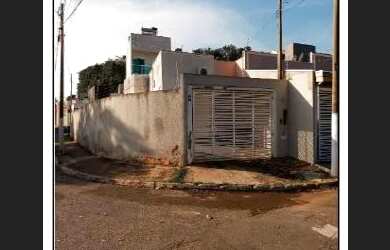 Imagem: A casa possui 1 Dormitório, 1 Banheiro, 1 Vaga na garagem