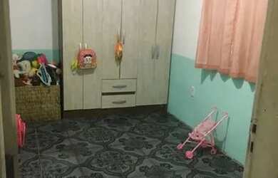 Imagem: A casa possui 3 Dormitórios, 1 Banheiro, 1 Vaga na garagem