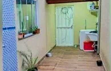 Imagem: A casa possui 2 Dormitórios, 2 Banheiros, 1 Vaga na garagem