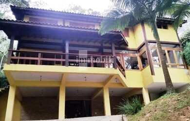 Imagem: A casa em condomínio possui 4 Dormitórios, 5 Banheiros, 2