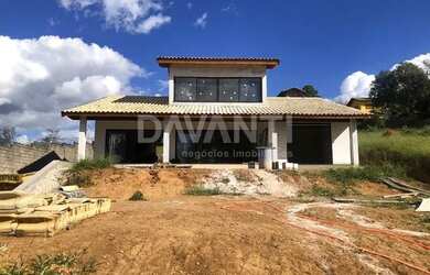 Imagem: A casa em condomínio possui 3 Dormitórios, 3 Banheiros, 4