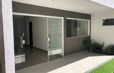 Imagem: A casa possui 3 Dormitórios, 4 Banheiros, 1 Vaga na garagem