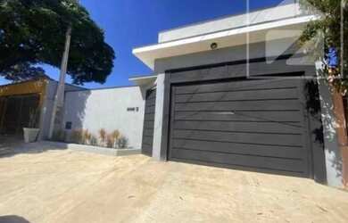 Imagem: A casa possui 3 Dormitórios, 2 Banheiros, 2 Vagas na garagem