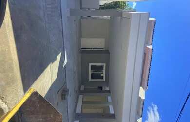 Imagem: A casa possui 3 Dormitórios, 3 Banheiros, 2 Vagas na garagem