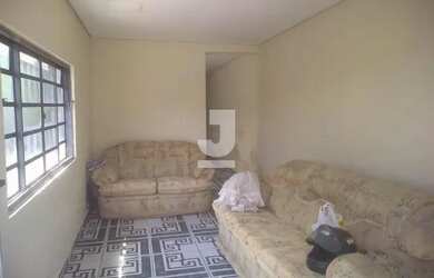 Imagem: A casa possui 2 Dormitórios, 2 Banheiros, 3 Vagas na garagem