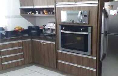 Imagem: A casa possui 3 Dormitórios, 1 Banheiro, 2 Vagas na garagem