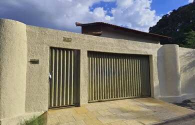 Imagem: A casa possui 2 Dormitórios, 2 Banheiros, 3 Vagas na garagem