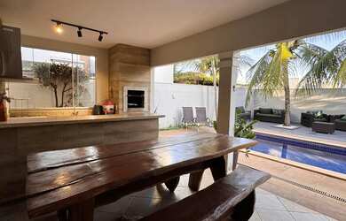 Imagem: A casa possui 1 Dormitório, 4 Banheiros, 330m² de Área e