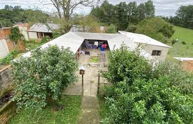 Imagem: A casa possui 2 Dormitórios, 1 Banheiro, 1 Vaga na garagem