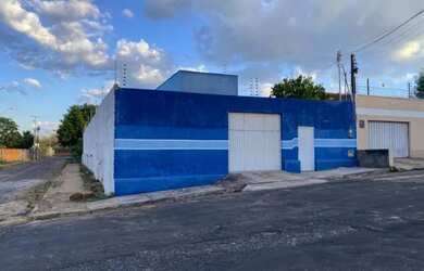 Imagem: A casa possui 2 Dormitórios, 2 Banheiros, 3 Vagas na garagem