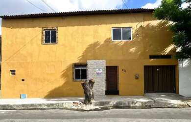 Imagem: A casa possui 2 Dormitórios, 1 Banheiro, 1 Vaga na garagem