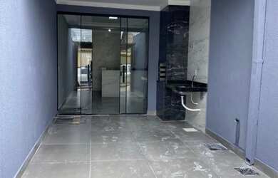 Imagem: A casa possui 2 Dormitórios, 2 Banheiros, 2 Vagas na garagem