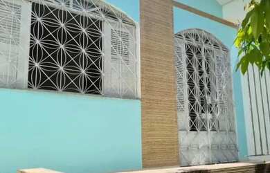 Imagem: A casa possui 4 Dormitórios, 5 Banheiros, 2 Vagas na garagem