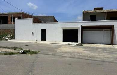 Imagem: A casa possui 3 Dormitórios, 3 Banheiros, 2 Vagas na garagem