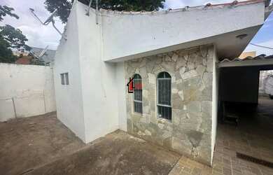 Imagem: A casa possui 3 Dormitórios, 1 Banheiro, 2 Vagas na garagem