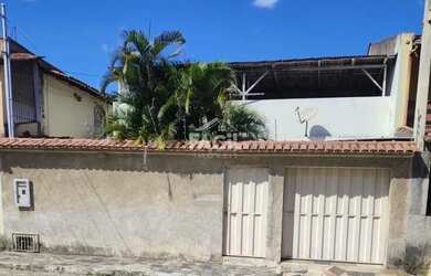 Imagem: A casa possui 3 Dormitórios, 2 Banheiros, 1 Vaga na garagem