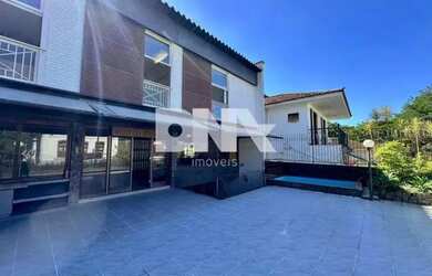 Imagem: A casa possui 5 Dormitórios, 5 Banheiros, 2 Vagas na garagem