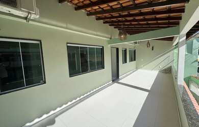 Imagem: A casa possui 5 Dormitórios, 5 Banheiros, 4 Vagas na garagem