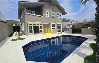 Imagem: A casa em condomínio possui 4 Dormitórios, 4 Banheiros e 480m²